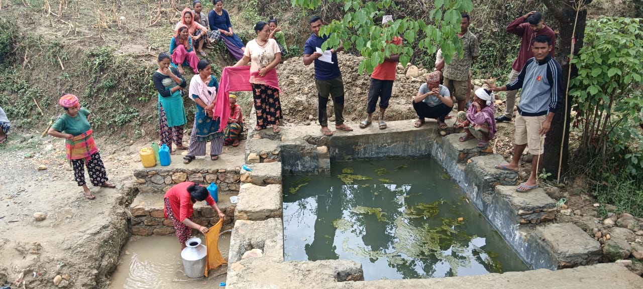 वीरेन्द्रनगरको पठान टोल: जहाँ लेउ लागेको पानी कपडाले छानेर पिउन बाध्य छन् सर्वसाधारण